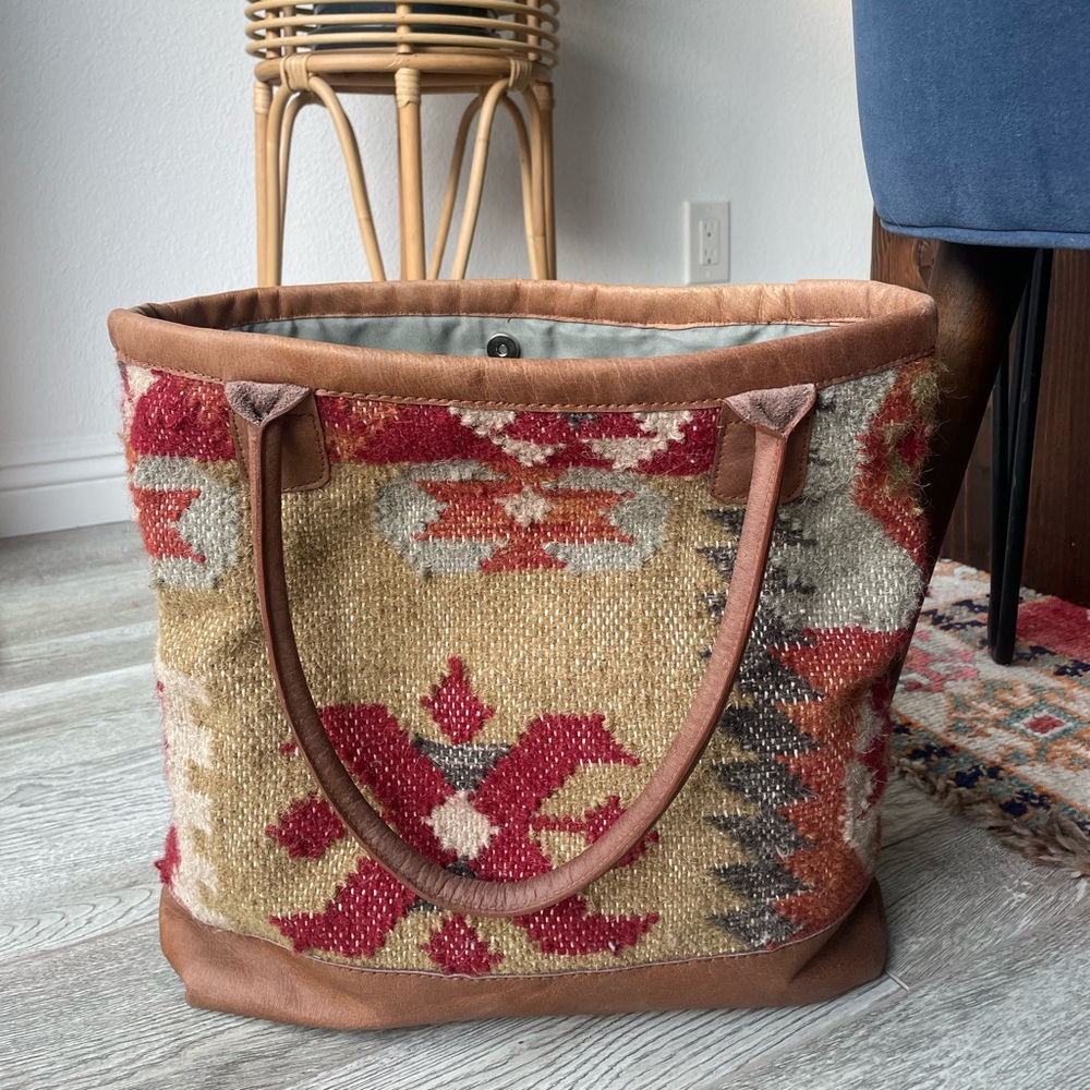 Bohemian Patagonia looking tote bag. Cute and spacious.